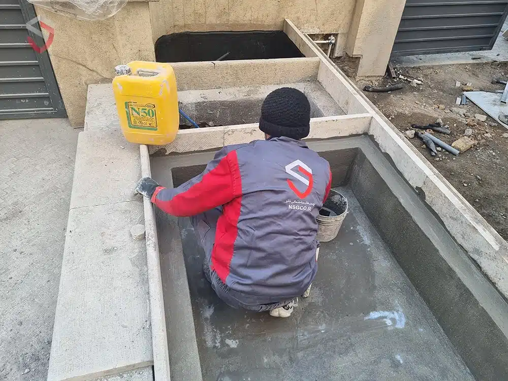 خنک کردن بتن در هوای گرم با استفاده از آب سرد، یخ خردشده و دانههای خنکشده برای جلوگیری از تبخیر سریع و حفظ رطوبت در زمان عملآوری بتن.