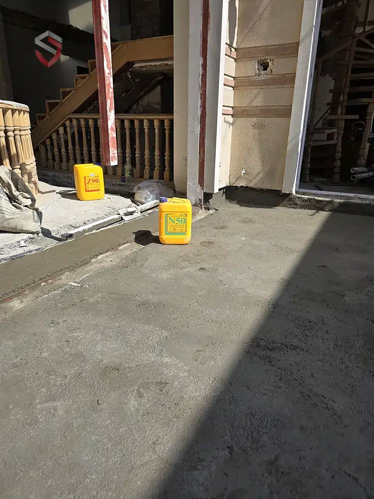 خنک کردن بتن در هوای گرم با استفاده از آب سرد، یخ خردشده و دانههای خنکشده برای جلوگیری از تبخیر سریع و حفظ رطوبت در زمان عملآوری بتن.